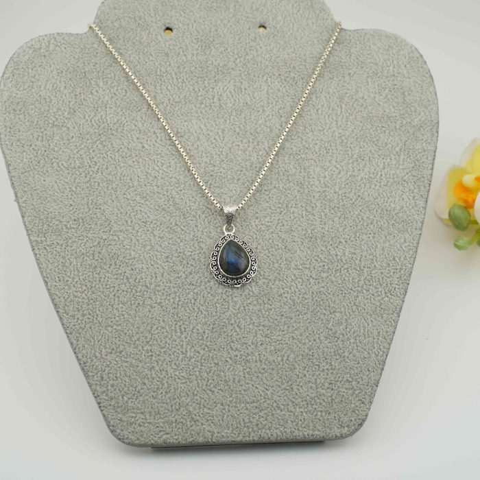 Labradorite Pendant.