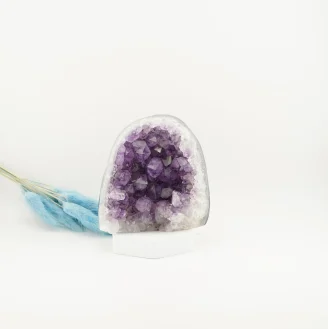 Amethyst Geode 985 Grams